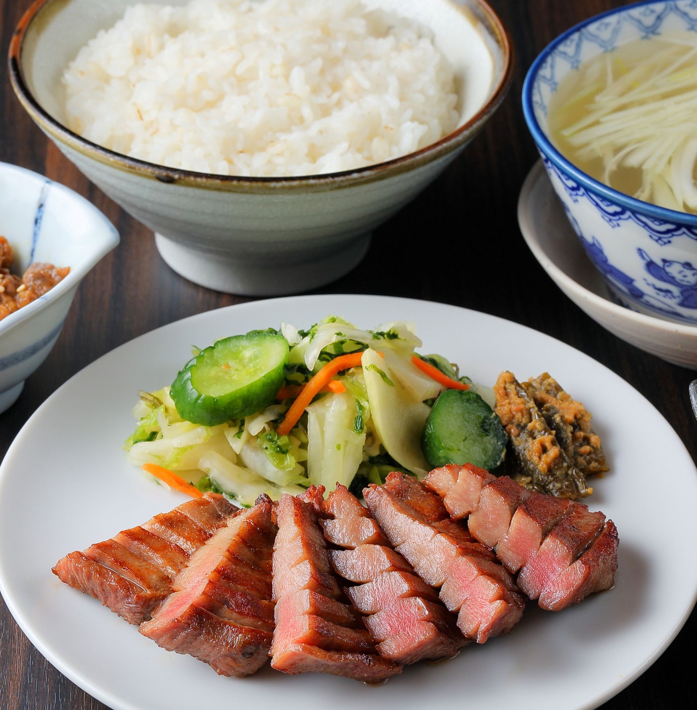 麦飯とテールスープを添えた牛タン定食